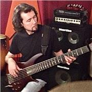 Musicista polistrumentista impartisce lezioni di basso elettrico a Milano